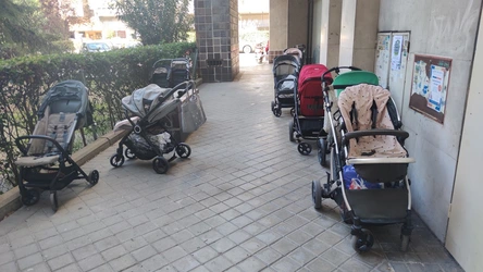 Carritos "aparcados" en la acera que da acceso a la entrada a la guarderia