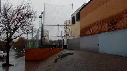 Rampa de acceso para personas con movilidad reducida a las gradas del campo de fútbol 11 de la instalación Deportiva Municipal Básica Nueva Esperanza