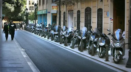 Motos en las aceras de las ciudades