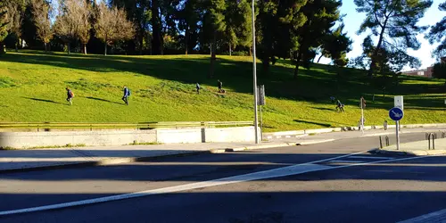 Familias accediendo por la ladera del parque