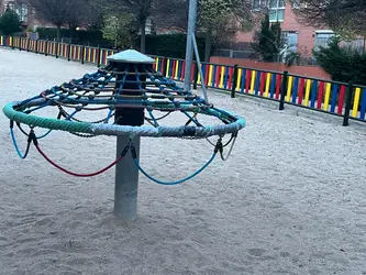 estado lamentable del parque de la tirolina en el PAU DE CARABANCHEL