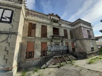 Fachada del edificio, en claro estado de deterioro y abandono.