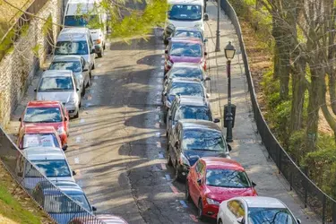 Calle-con-líneas-naranjas-y-azules.-coches-aparcados-640x427.jpg