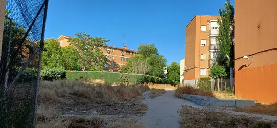 Aquí se ve la zona abandonada, llena de hiervas y basuras.