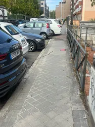 Este es el perfecto ejemplo de como suele estar esta calle, imposibilitando el tránsito a personas con dispositivos de movilidad reducida (sillas de ruedas, andadores), a personas mayores y a los vecinos en general. 